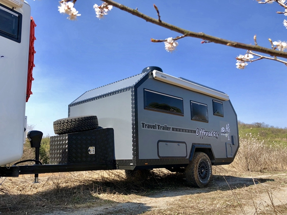 旅美速腾“极光者”越野拖挂房车